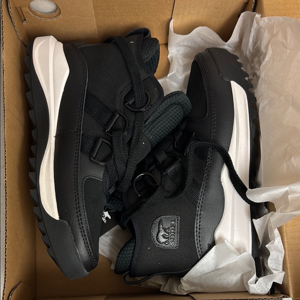 Sorel womans Black sneakers waterproof  size 9.5